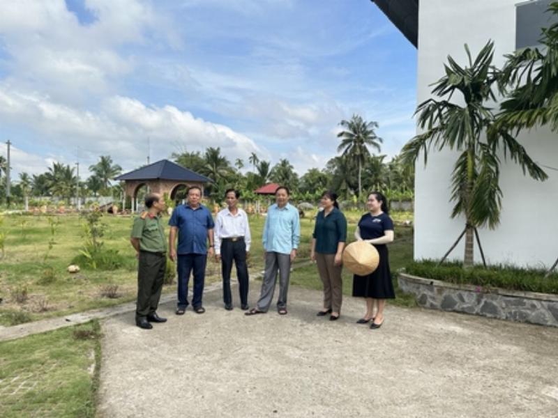 Khung cảnh yên bình của vườn trái cây kết hợp homestay, thể hiện mô hình du lịch sinh thái bền vững tại Bến Tre